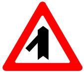 התמזגות של כביש שבו
זכות קדימה עם דרך
צדדית מימין או
משמאל, בהתאמה.
אין פניה לדרך הצדדית.