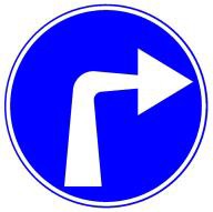 סע ימינה.
פנה אחרי התמרור.
חץ בצבע צהוב מורה על
כיוון הנסיעה לתחבורה
ציבורית כמפורט
. בתמרור 906
הוצב התמרור מעל
רמזור יחולו הוראות
הרמזור על התנועה
המותרת על פי התמרור.
פנית פרסה ימינה
מותרת, אלא אם הדבר
נאסר ע"י תמרור אחר.
בחירת הנתיבים תהיה
. על פי סימון 263 או 621